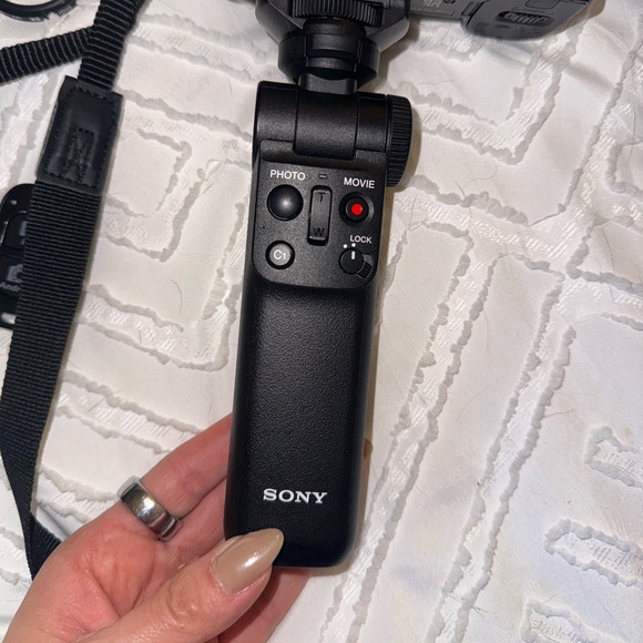 Sony Alpha ZV-E10 Mirrorless Vlog Camera Kit - Black w/ accessories included! - Picture 5 of 16